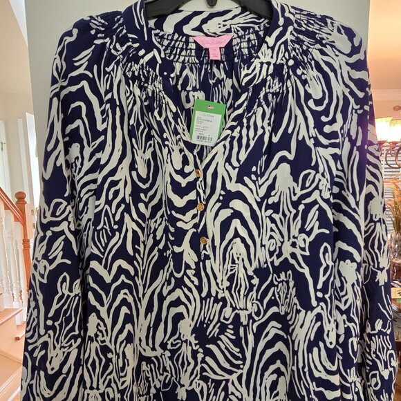 NWT Lilly Pulitzer Top Blouse Color: Navy Pattern: Entourage Size: M - Picture 3 of 5